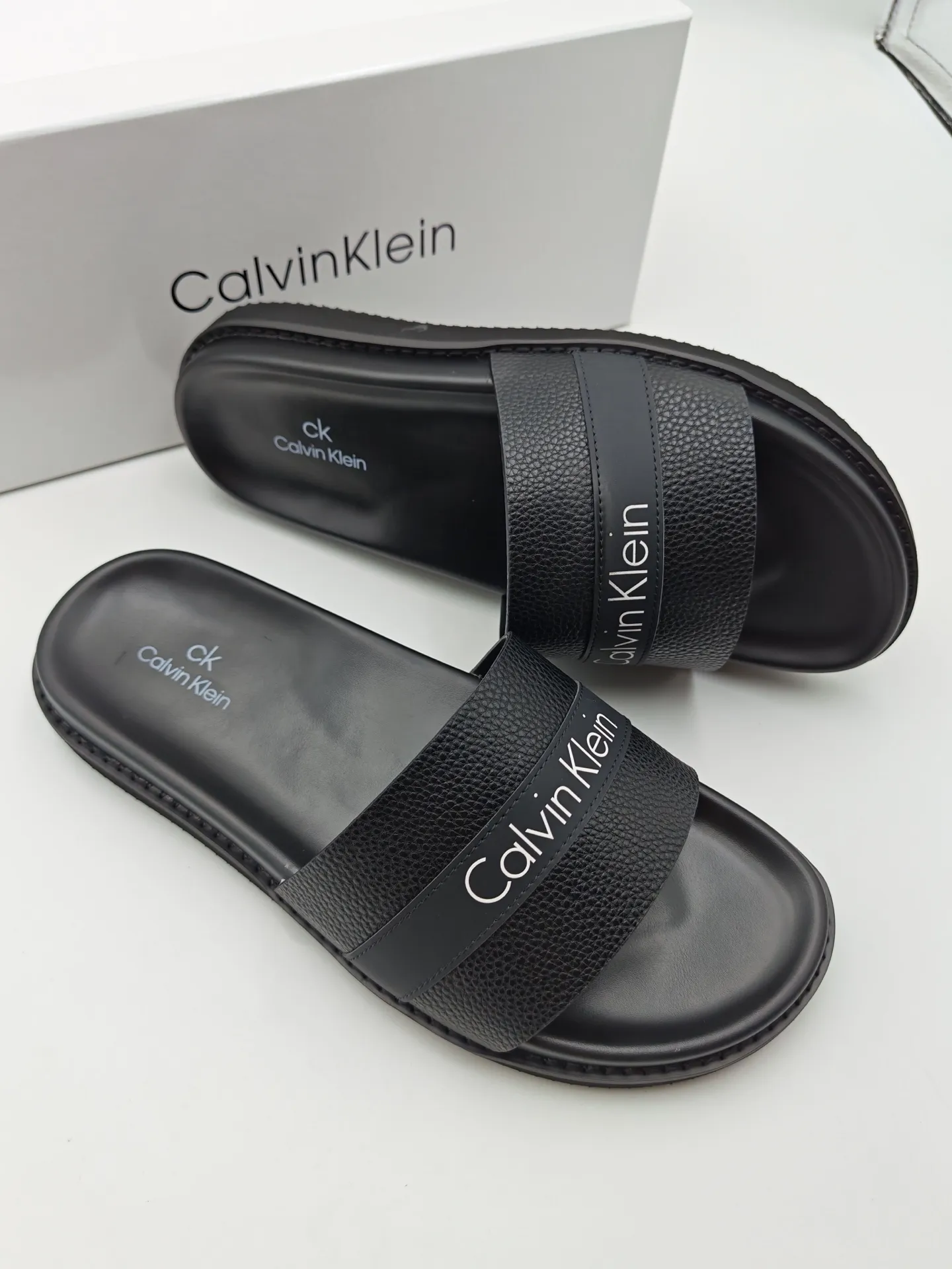Men's shoes 💰300 Calvin Klein CK men's slippers, the upper of this slipper is made of imported cowhide, and the sole is also imported new EVA material. The foamed ultra-light outsole is more non-slip, three-dimensional and skin-friendly. Available from stock, long-term availability, Size: 38-46 yards.